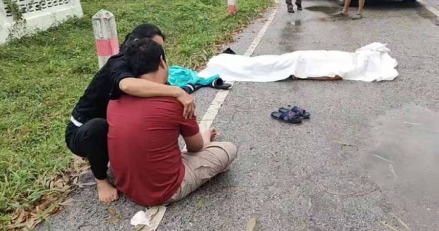 泰國一名男子因誤踩油門，不慎撞死正在布施的母親。（圖／翻攝自mgronline）