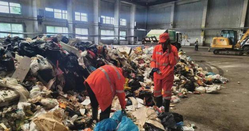 孩子不小心把手錶放在垃圾袋，結果被清潔工當成垃圾處理。（圖／翻攝自微博）