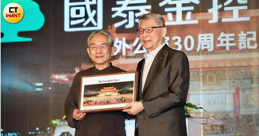 國泰金控董事長蔡宏圖（右）、雲門舞集創辦人林懐民，15日共同宣布戶外公演首埸在7月27日於花蓮，8月2日在台北。（圖／方萬民攝）