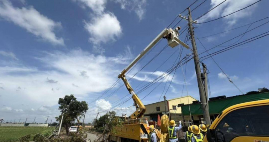 台電產業工會今天發表措辭強烈的聯合聲明，針對有台電員工為復電不幸遭到職災發表立場，並拒絕成為撥補千億預算的素材，呼籲政府高層、公司高層，不要把基層員工的血汗工作當作政治鬥爭的籌碼，「請恕台電人擔不起這個角色」！圖為台電員工搶救南部斷電（圖／台電提供）