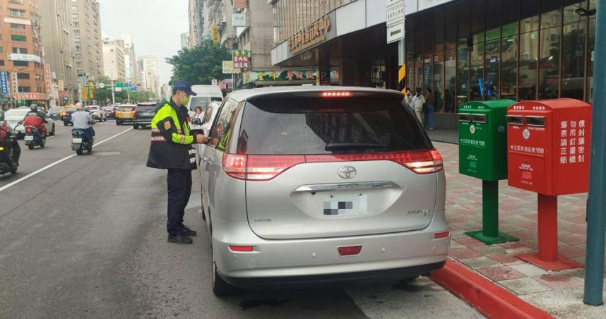 駕駛人把車輛停放紅線屬違規，北市2年內卻在37處開出475張「私繪紅線」罰單。（圖／台北市警察局交通警察大隊）
