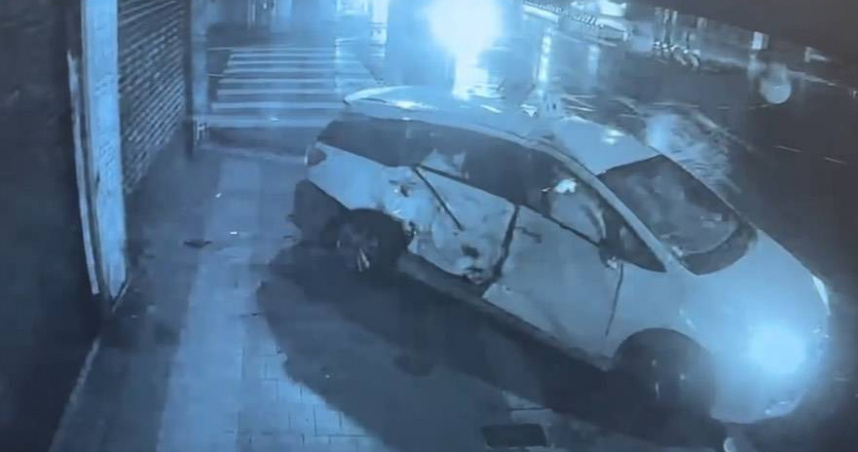 計程車違規左轉與灑水車相撞衝上騎樓，後座乘客1死1重傷。（圖/翻攝畫面）