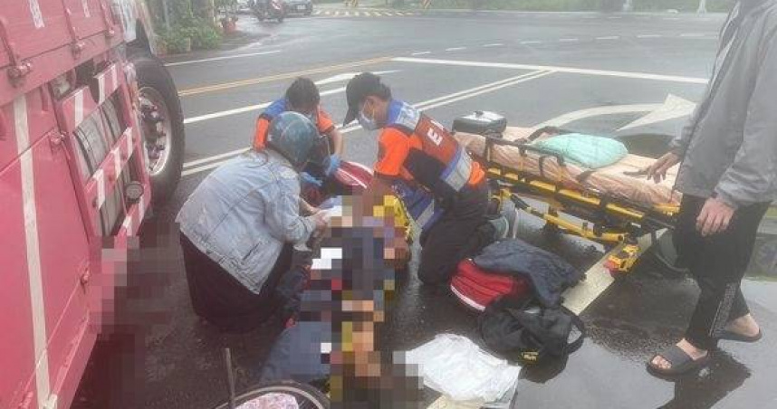 婦人遭大貨車右轉輾斃慘死輪下。（圖／翻攝畫面）