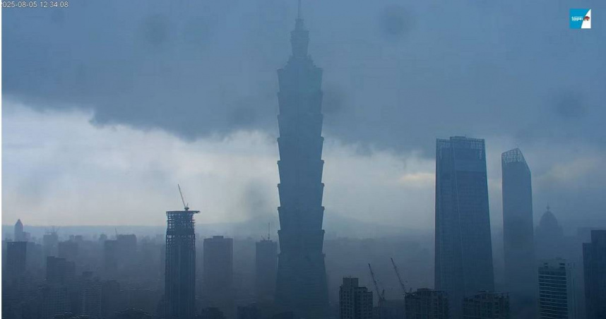 台北信義商圈今天中午起烏雲密布，台北101就快消失不見。（圖／翻攝自YouTube／象山看台北-4K即時影像）
