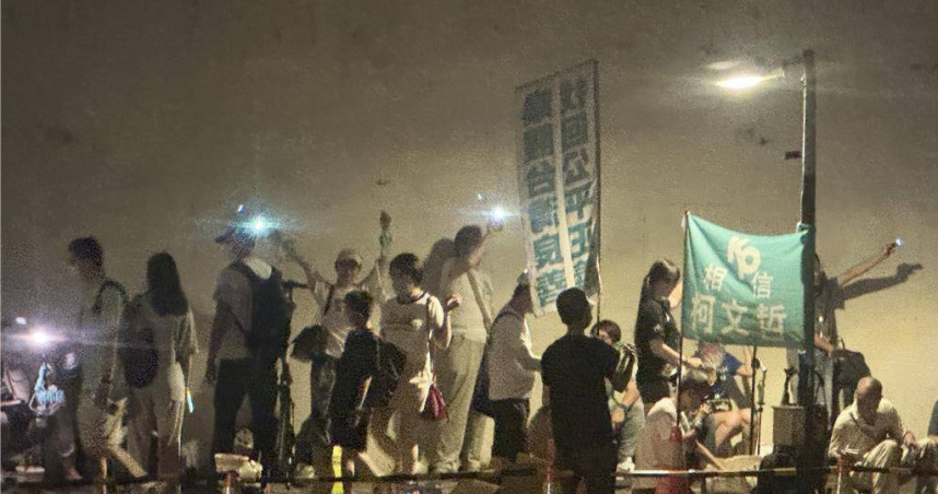 民眾黨前主席柯文哲因涉入京華城案被收押至今。今（6）日是柯文哲的66歲生日，除了有台北看守所特別準備的肉燥飯加上起司豬排外，小草今晚也齊聚台北看守所外高唱生日快樂歌祝柯文哲生日快樂。（圖／中國時報柯毓庭攝）