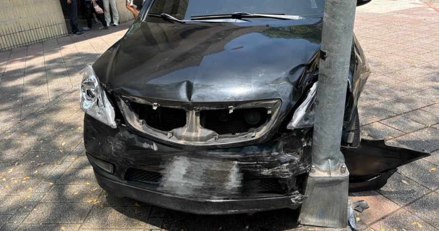 76歲老翁暴走開車宛如失控碰碰車。（圖／翻攝畫面）