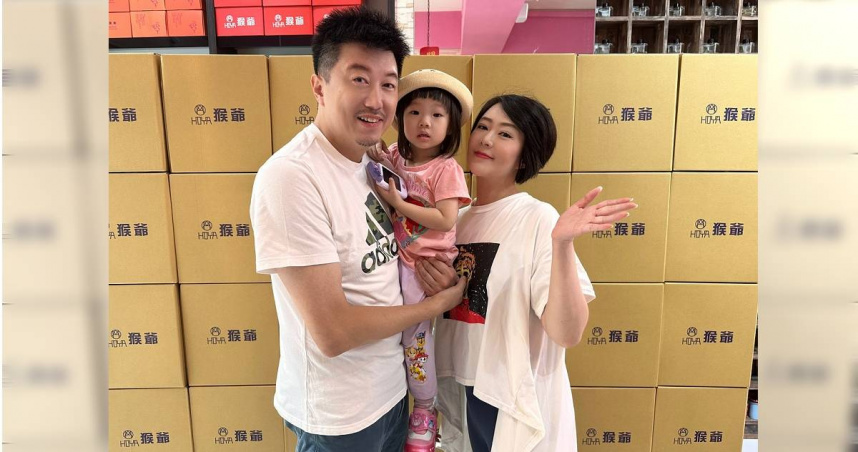 文汶創立的「猴爺」品牌邁入第七年，和吳皓昇跟女兒模模一起包裝產品做公益。（圖／民視提供）
