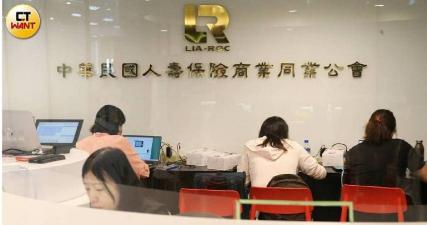 金管會正在研議「保證續保」調整保費機制。（圖／趙世勳攝）