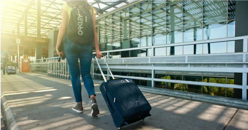 原PO表示，想全額招待快60歲的媽媽出國。（示意圖／Pexels）