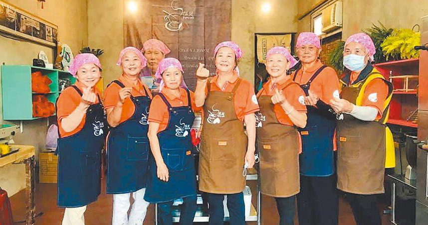 高市旗山區隘堤咖啡，店員是由年齡平均80歲的阿公、阿嬤組成，堪稱全台最「老」咖啡店。（圖／陳宗卿提供）