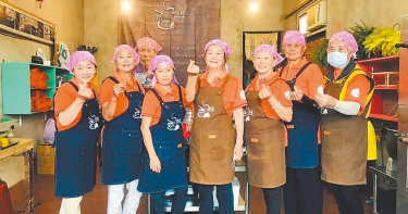 高市旗山區隘堤咖啡，店員是由年齡平均80歲的阿公、阿嬤組成，堪稱全台最「老」咖啡店。（圖／陳宗卿提供）