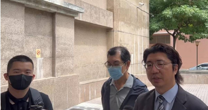 巨業公司施姓司機（中）與律師周仲鼎（右）及公司法務一起參與調解。（圖／中國時報記者馮惠宜攝）