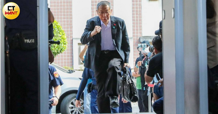 民眾黨創黨主席柯文哲（圖）呼吸新鮮空氣才5天，又面臨交保裁定遭撤銷，恐遭還押看守所的危機。（圖／黃耀徵攝）