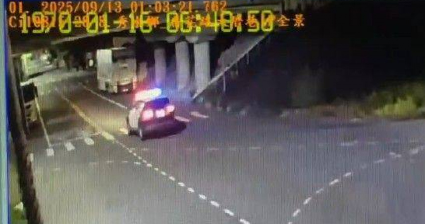 聯結車國道翻覆爆炸。（圖 ／翻攝畫面）