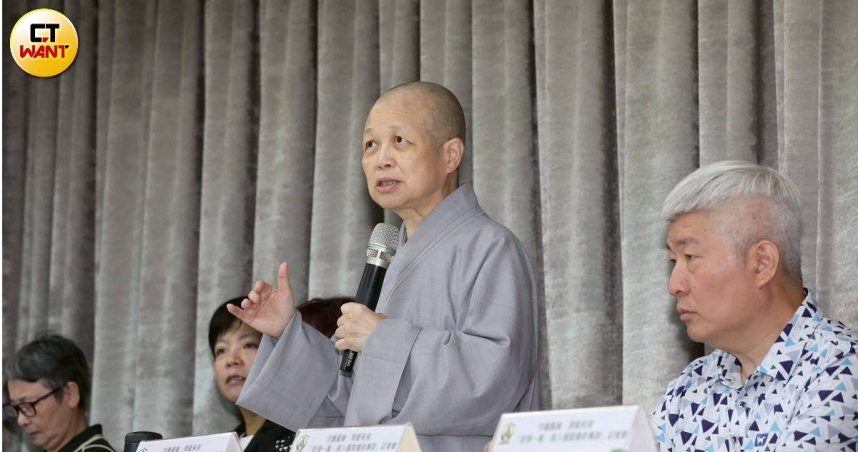 釋昭慧點名國民黨發言人李明璇並表示，在熱心臉友提供網址的指引下，自行錄影、截圖，準備提告索賠，用以賑災濟苦。（圖／劉耿豪攝）