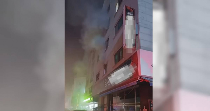 南韓近日發生一起奪命大火，只因一名女子學網路影片自製火焰噴射槍殺蟑螂。（圖／翻攝自YouTube／SBS 뉴스）