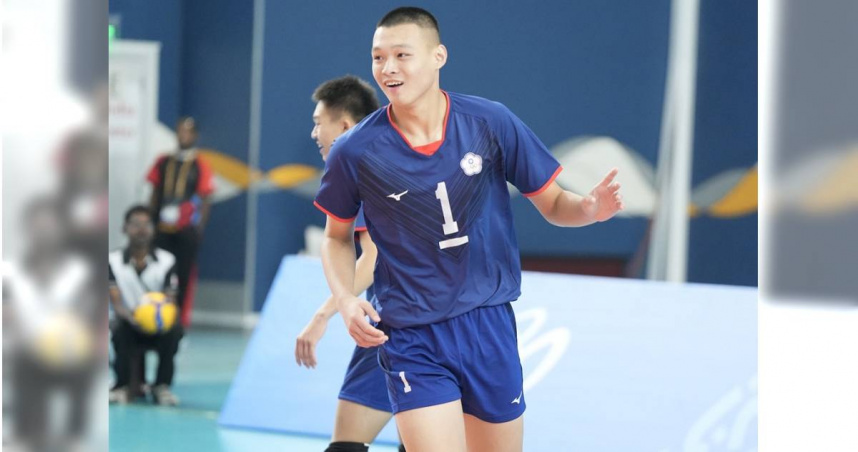 巴林亞青運開幕式中華隊掌旗官男子排球選手林立瑋。（圖／中華奧會提供）