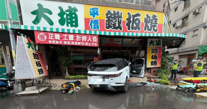 台中一輛休旅車撞進大埔鐵板燒。（圖／翻攝畫面）