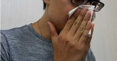 咳嗽打噴嚏「特別拉口罩」噴射飛沫 名醫曝NG行為:很多人都這樣