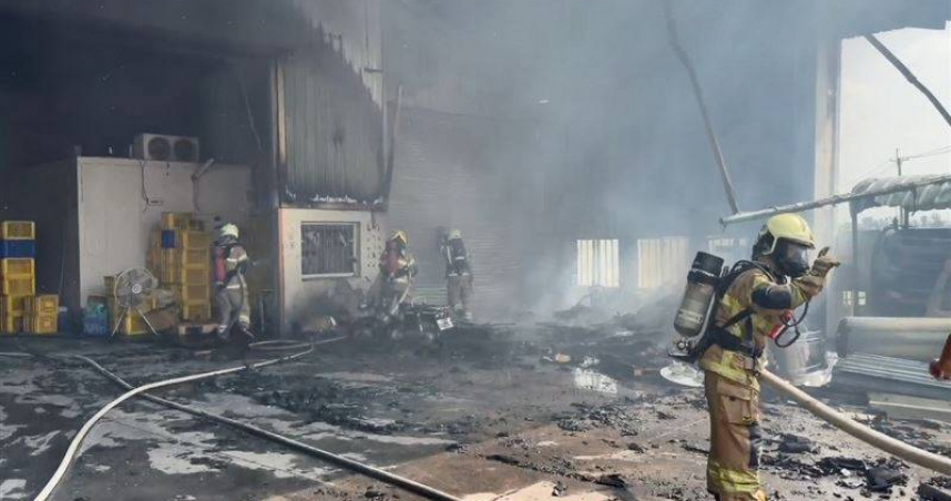 台南市後壁區一處碾米工廠發生火警，火舌竄出，警消救出受困1人。(圖／翻攝畫面)