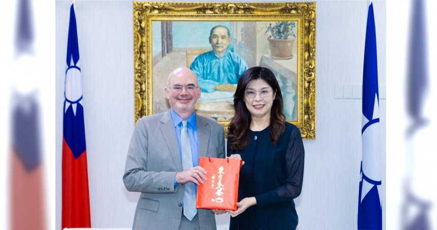 美國在台協會AIT處長谷立言（左）與國民黨主席鄭麗文（右）。（圖／國民黨提供）