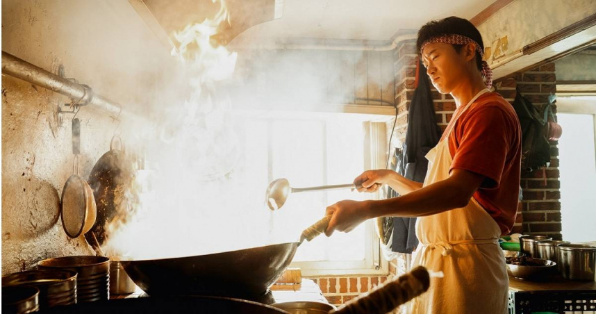 趙宇鎮在《誰想當老大》中放下刀槍、拿起菜刀，直攻熱氣騰騰的料理世界。（圖／采昌提供）