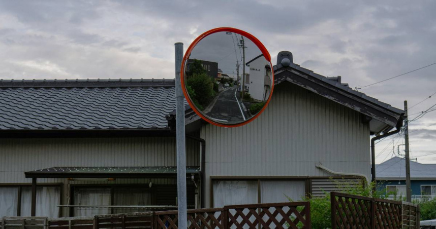 因颱風反射鏡倒塌壓毀民眾車輛申請國賠，區公所轉而求償承包商踢鐵板。（示意圖／Pexels）