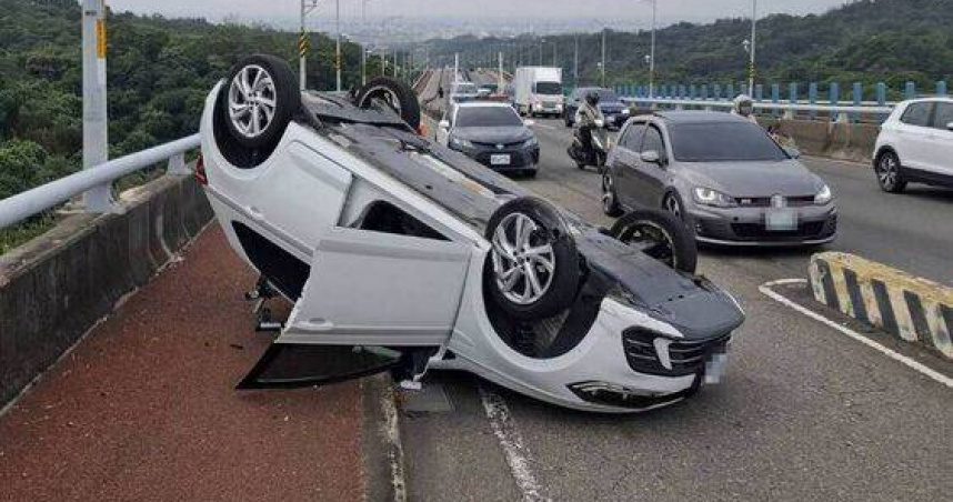 花壇女駕駛上班途中失控翻車,轎車「空中翻滾」驚悚畫面曝。(圖 /翻攝畫面)