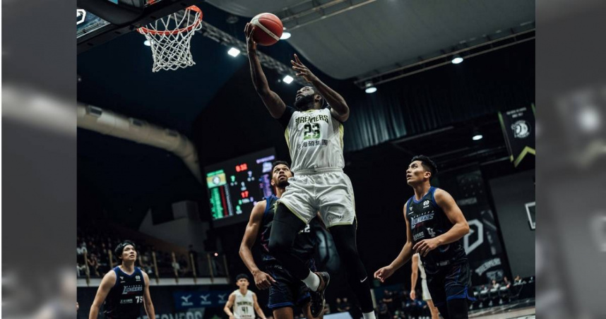 恩尼斯持球快攻上籃取分。（圖／夢想家提供）