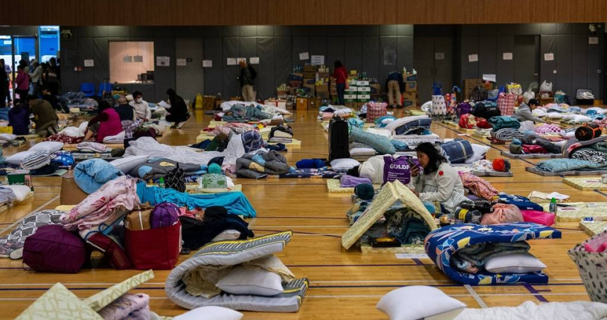 宏福苑社區發生火災後，居民至附近的臨時避難所休息。 （圖／達志／美聯社）