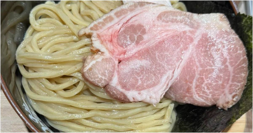 麵屋一燈被爆給客人沒有熟的叉燒肉。（圖／翻攝Threads／@yinyu._.tw）