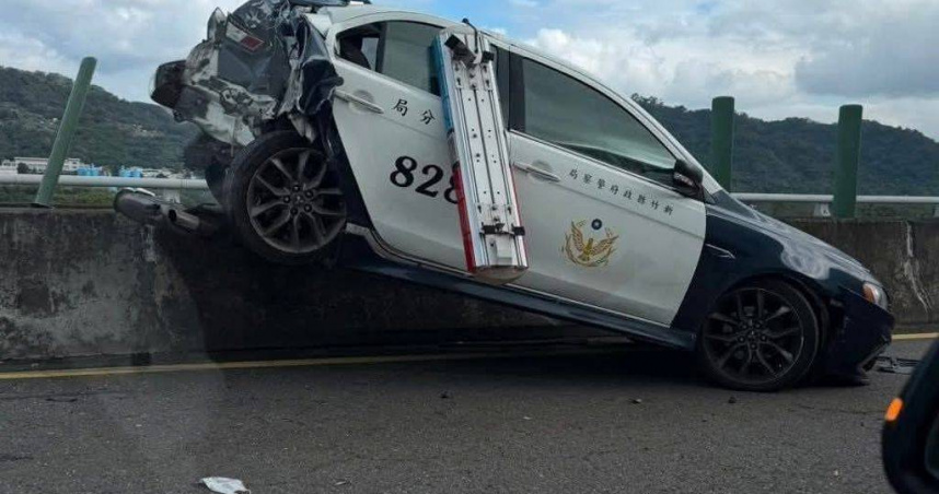 新竹縣竹東分局內一輛警車1日上午行經台68線快速道路竹東段時與大貨車發生擦撞。（圖／翻攝畫面）