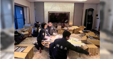 勞動部長洪申翰3日受訪時表示，太子集團成員若經查證有違法行為，就無法請領勞保失業給付；圖為檢警在該集團名下的和平大苑豪宅搜索。（圖／報系資料照）