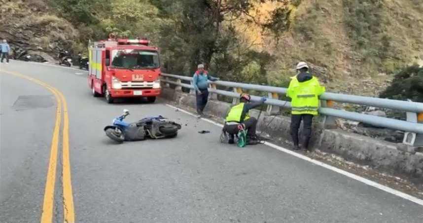 屏東霧台女騎士撞護欄「拋飛墜橋」　警消緊急搜救中