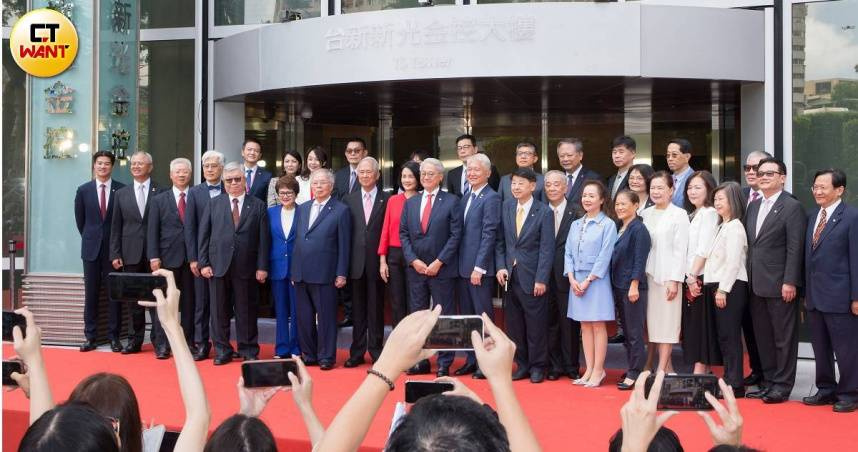 台新新光金控2025年7月24日正式合併，圖為當天成立暨揭牌儀式，台新新光金董事長吳東亮（中）、副董事長魏寶生（右）、董事長夫人彭雪芬（左）。（圖／CTWANT資料照）