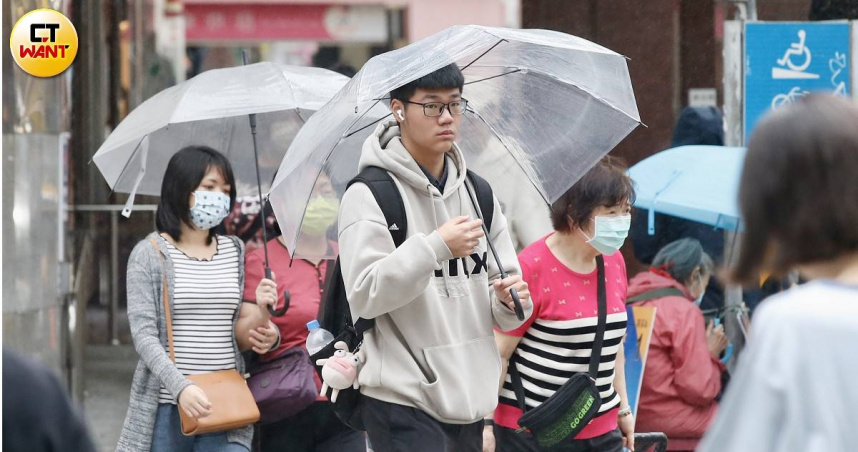 跨年夜至元旦期間，受東北季風影響，北部與東半部降雨機率提高，觀曙光機會偏低。（圖／黃耀徵攝）