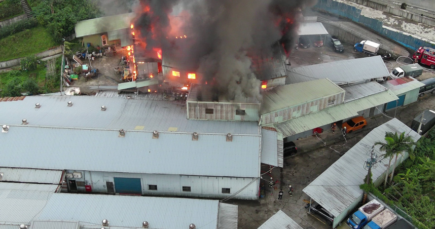 中和鐵皮倉庫惡火狂燒，濃煙竄天奪命釀1人焦屍身亡。（圖 ／翻攝畫面）