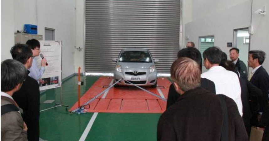 負責車輛審驗的車安中心遭控，法規審議會長期未邀請領域專家或學者參與，僅召集業者公會及相關協會，決策過程高度偏向業界。（圖／翻攝自財團法人車輛安全審驗中心官網）
