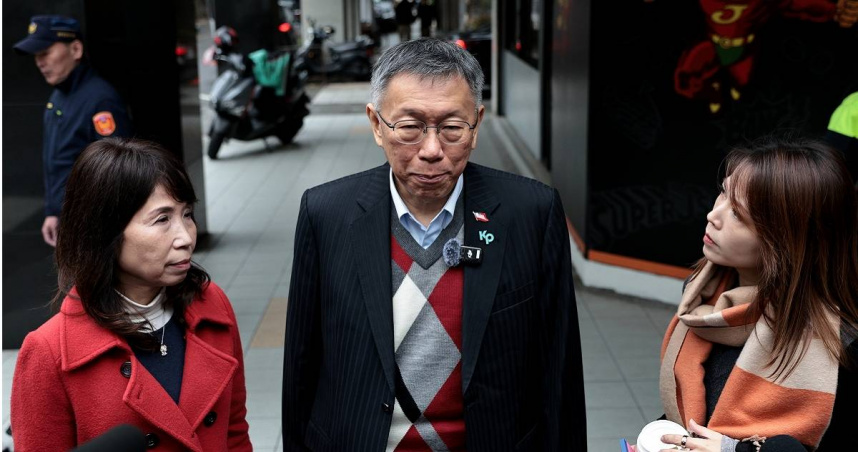 民眾黨創黨主席柯文哲（中）近期頻頻進出立法院，一旁立委與綠營相對友好的民眾黨立委陳昭姿（左）緊跟在旁，外傳陳昭姿有望打破「兩年條款」派令，續任立委替白營與民進黨之間架溝通橋樑。右為民眾黨立院黨團主任陳智菡。（圖／報系資料照）