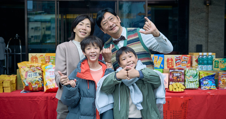 萬芳與九孔在《哥哥可以跟我打勾勾嗎》中飾演育幼院的院長與老師，童星鄒暟澐與滕韋煦有不少對手戲。（圖／柒拾陸號原子提供）