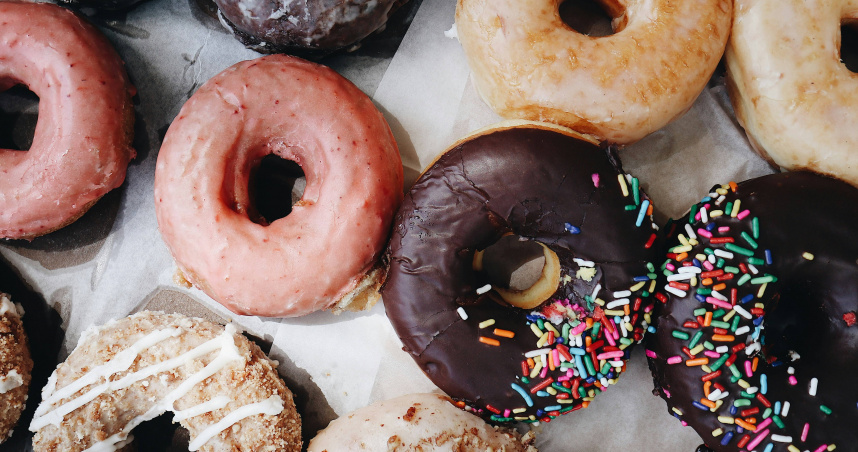 台北中山商圈一家甜甜圈店因規定「內用、外帶只接待12歲以上顧客」引起爭議。（示意圖／unsplash）