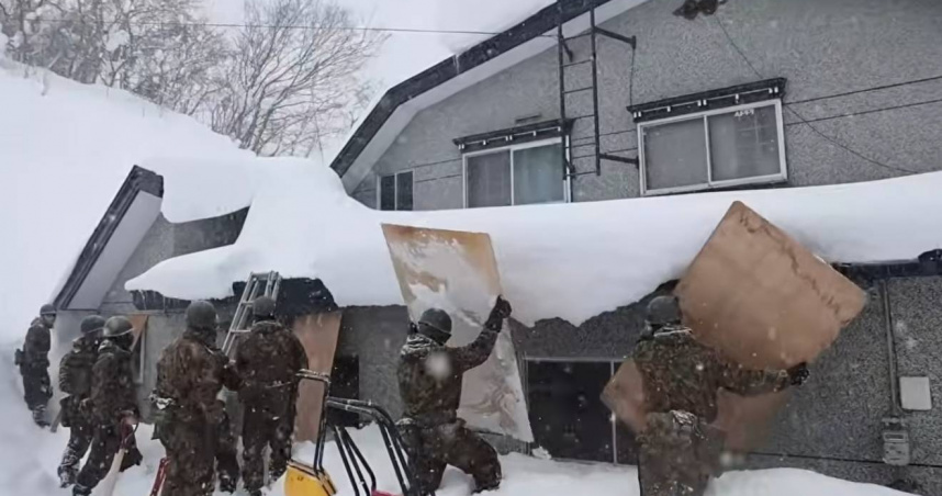 日本多個地區因暴雪災情嚴重，總務省消防廳統計自1月20日至2月2日下午1時30分，大雪及相關事故已造成27人死亡、290人受傷。（圖／翻攝自YouTube／読売新聞オンライン動画）