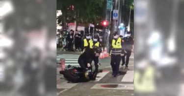 士林激動哥行車糾紛想偷溜 遭警攔阻...男秒倒地