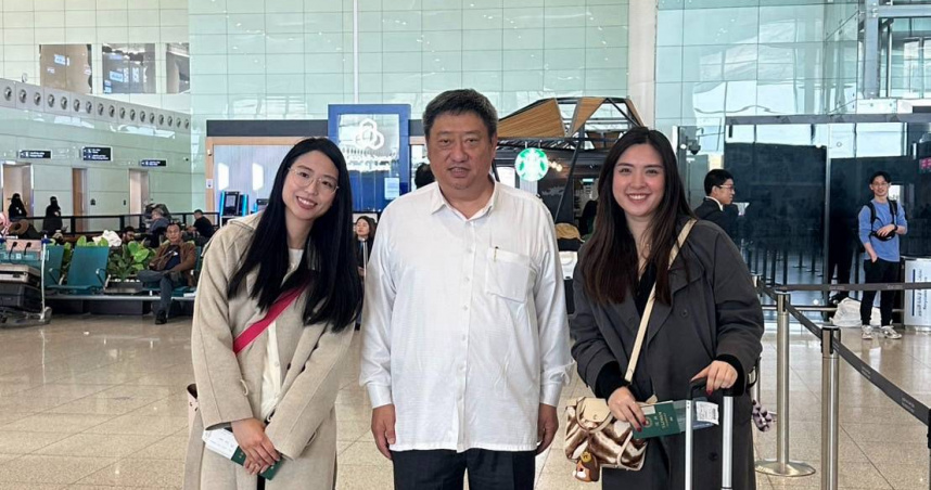 駐沙烏地阿拉伯代表處代表張治平（中）與旅居巴林赴利雅德搭乘日本包機離境之國人合影。（圖／外交部提供）