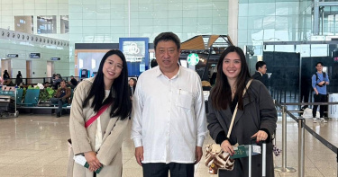 駐沙烏地阿拉伯代表處代表張治平（中）與旅居巴林赴利雅德搭乘日本包機離境之國人合影。（圖／外交部提供）