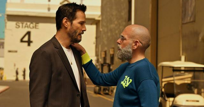 基努李維（左）在《腥途惡果》中以全新俐落短髮亮相。（圖／Apple TV提供）