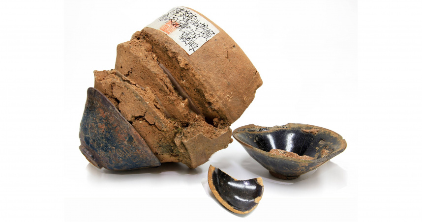 福建省建陽建窯遺址掘出的建盞匣鉢與黑釉碎片。（圖／吳德亮攝影）