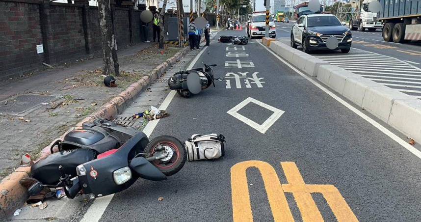滑倒連環摔！高雄小港「詭異油地」害5人送醫　騎士命危搶救中