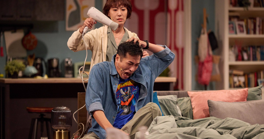 莊凱勛「搶鑽石」橋段笑聲不斷，張詩盈攜手「第三任老公」刻畫婚姻日常。 （圖／艾彼新創股份有限公司提供）