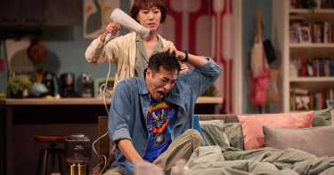 莊凱勛「搶鑽石」橋段笑聲不斷，張詩盈攜手「第三任老公」刻畫婚姻日常。 （圖／艾彼新創股份有限公司提供）